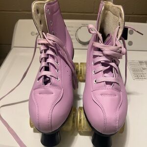 Women’s or Men’s lavender skates with light up wheels